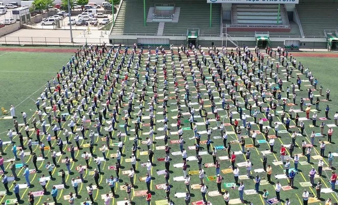 Gaziantep’te vatandaşlar cuma namazını stadyumda kıldı