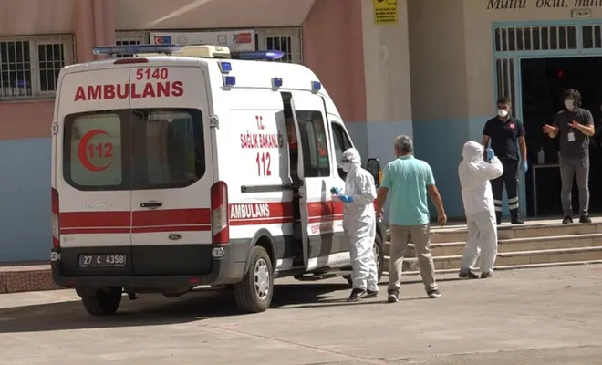 Covid-19 tedavisi gören adaylar ambulanslarla sınav salonuna getirildi