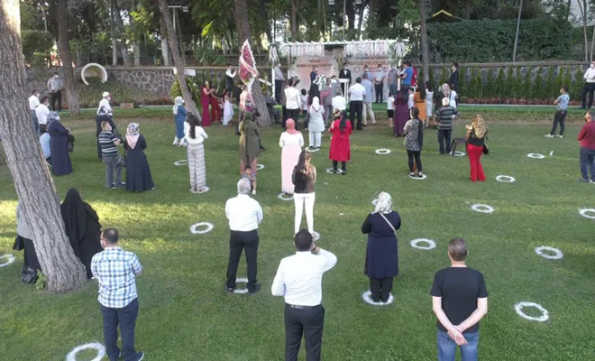 Gaziantep’te Covid-19 nedeniyle nikâhlar kırlarda kıyılıyor