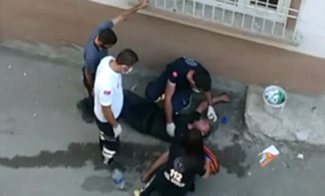 Uyuşturucu kullanan şahıs sokak ortasında yere yığıldı