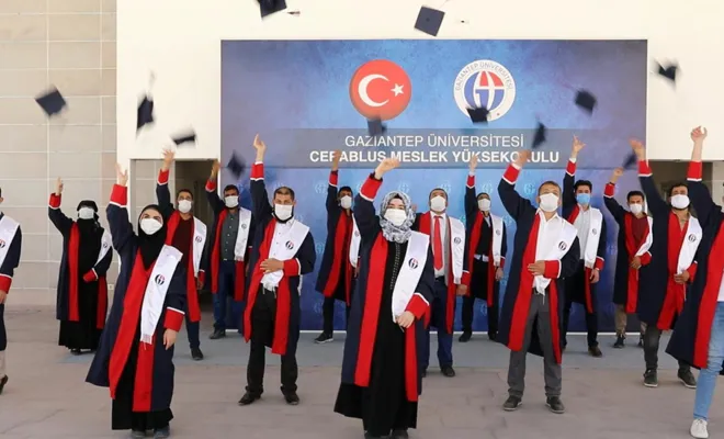 Suriyeli öğrencilerin mezuniyet coşkusu