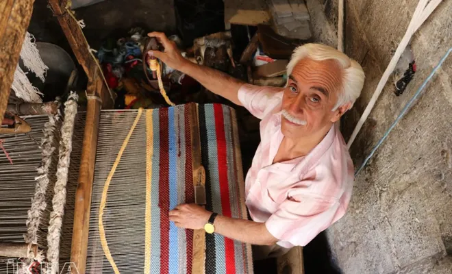 Babasından gizli öğrendiği kilimciliği yarım asırdır sürdürüyor