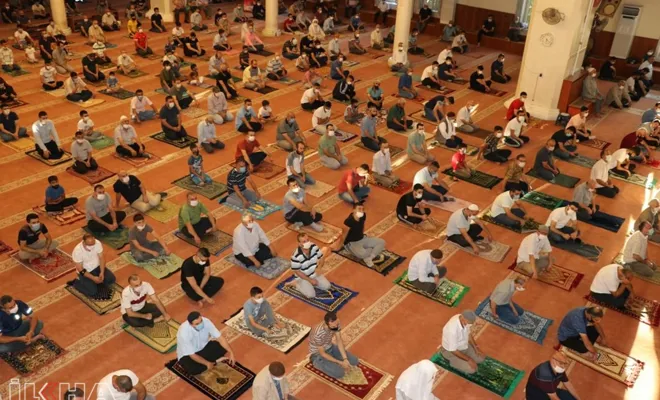 Gaziantep Kurban Bayramı namazını Covid-19 tedbirlerine uyarak kıldı 