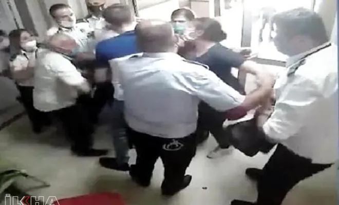 Hastanede kadın güvenlik görevlisine yumruklu saldırı kamerada
