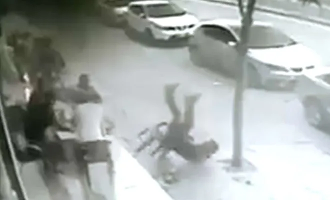 Balkondan esnafın üzerine düşen çocuk hafif yaralandı