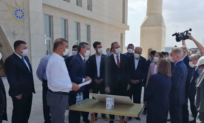 Adalet Bakanı Abdulhamit Gül, Uluslararası Anadolu İmam Hatip  Külliyesi'ni ziyaret etti.