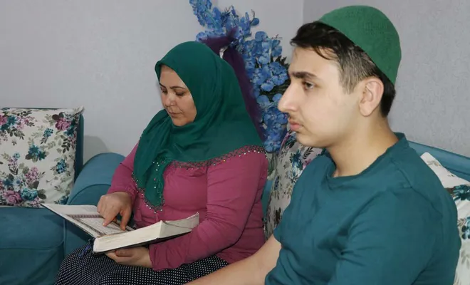 Görme engelli genç 10 ayda Kur’an-ı Kerim’i ezberleyerek hafız oldu