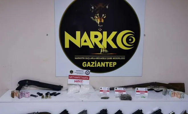 Polis operasyon yapınca uyuşturucuyu bebek bezine gizlediler