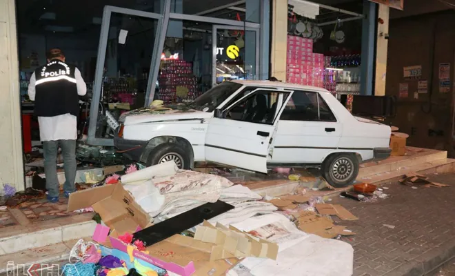 Otomobil avm'ye girdi: Biri ağır 3 yaralı