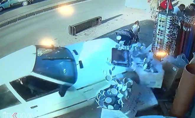 3 küçük çocuğun kaza anındaki mucizevi kurtuluşu kameralara yansıdı