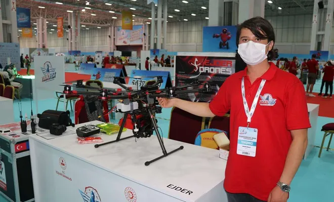 TEKNOFEST'te hünerlerini sergileyen öğrenciler projeleriyle göz dolduruyor