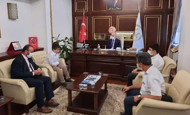 Görme engelli gençler parmaklarıyla Kur’an-ı Kerim’i ezberleyerek hafız oldu