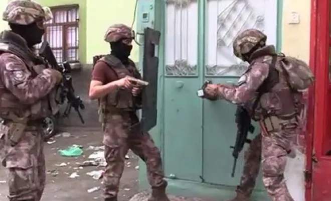 Gaziantep’te peruğunun altında uyuşturucu gizleyen dahil 24 kişi gözaltına alındı