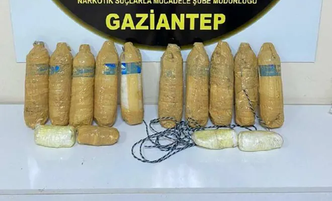 Gaziantep’te aracın marşpiyellerine gizlenmiş 9 kilo uyuşturucu ele geçirildi