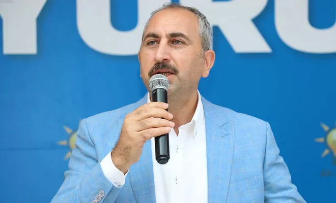 Adalet Bakanı Gül: 'Türkiye vatandaşlarının hepsi bir tarağın dişleri gibi eşittir.'