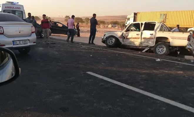 Gaziantep'te otomobil ile kamyonet çarpıştı: Biri çocuk 4 yaralı