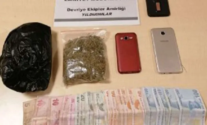 Üzerlerindeki uyuşturucuyu aracın altına atan 2 şüpheli tutuklandı