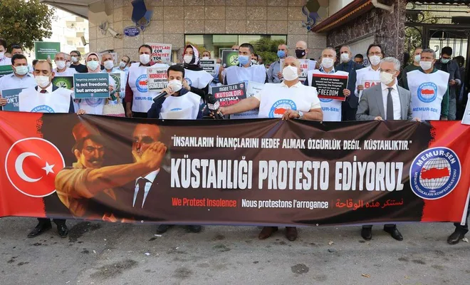 Sömürgeci Fransa ve Macron'un İslam düşmanlığına tepki