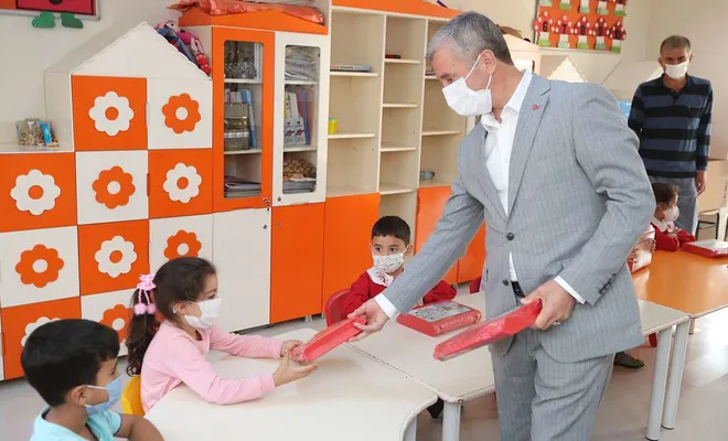 Gaziantep’te öğrencilere boyama ve eğitim seti dağıtıldı