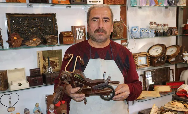 Hobi olarak başladığı ahşap işlemeciliği ikinci mesleği oldu