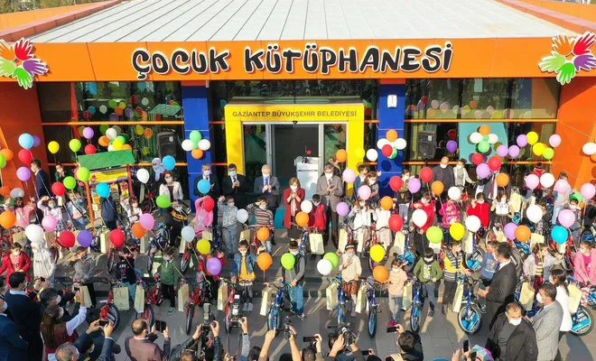 En çok kitap okuyan çocuklar bisikletle ödüllendirildi