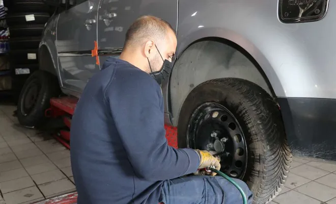 Oto lastikçilerden sürücülere kış lastiği uyarısı