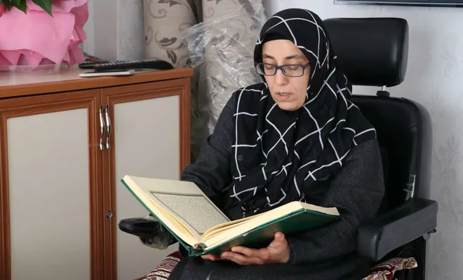 Engeline rağmen 'Allah'a daha çok yakınlaşan' kadının ibadet aşkı imrendiriyor