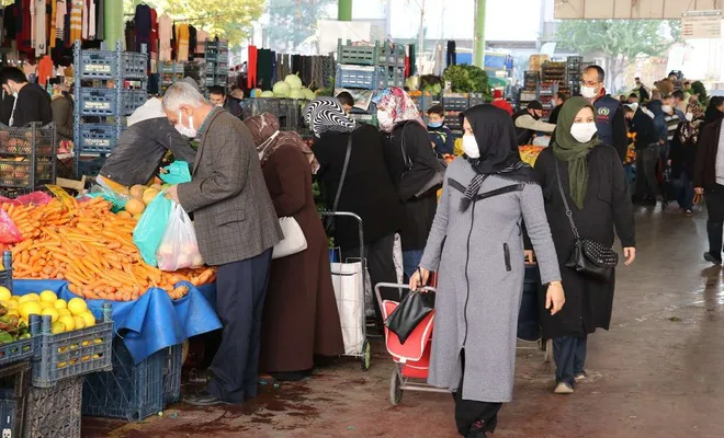 Sokağa çıkma kısıtlaması öncesi semt pazarlarında hareketlilik yaşanıyor