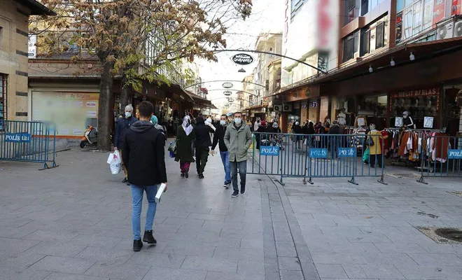 Gaziantep’te işlek caddelere kişi sınırlaması getirildi