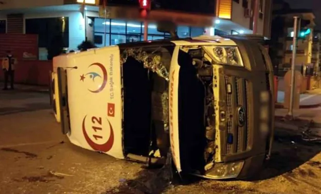 Hasta almaya giden ambulans kaza yaptı; 4 yaralı
