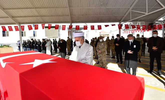 Trafik kazasında hayatını kaybeden uzman çavuş ve ailesi defnedildi