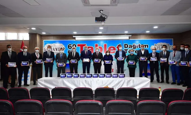 Gaziantep'te ihtiyaç sahibi öğrencilere tablet dağıtıldı