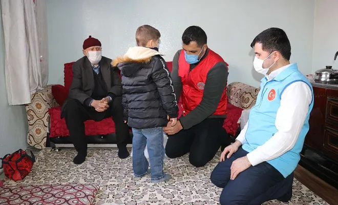 İhtiyaç sahibi çocuklara kışlık giyecek yardımı