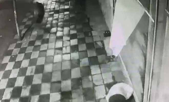 Halk otobüsünden fırlayan tekerlek kaldırımdaki şahısın yüzüne çarptı