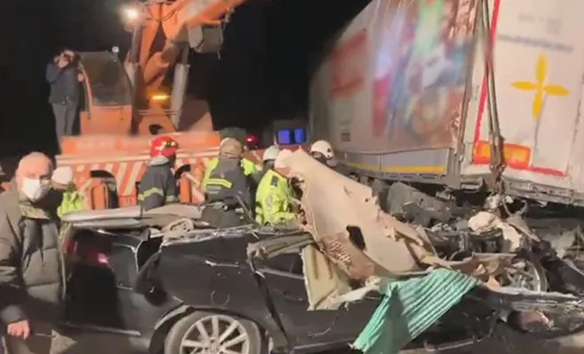 Otomobil tıra çarptı: 2 ölü