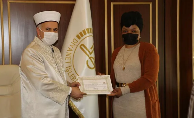 İslamiyet ile tanışan Kamerunlu kadın Müslüman oldu