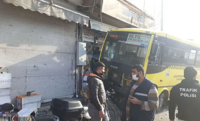 Halk otobüsü büfeye daldı: 1 ölü, 9 yaralı