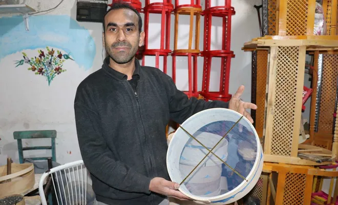 Ustasından öğrendiği elekçilik mesleğini 30 yıldır severek sürdürüyor