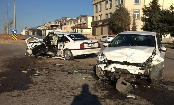 2 otomobil çarpıştı; Bir ölü 4 yaralı