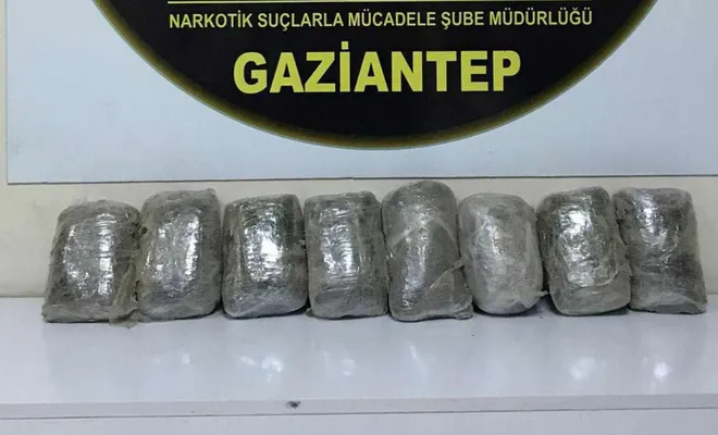 Araca gizlenmiş 8 kilogram sentetik uyuşturucu ele geçirildi