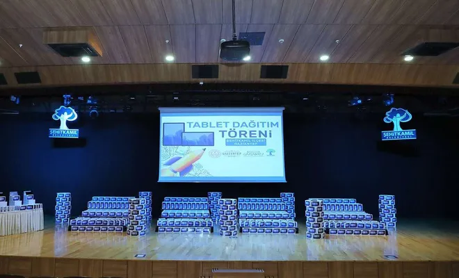 Şehitkamil’de öğrencilere ücretsiz tablet dağıtıldı