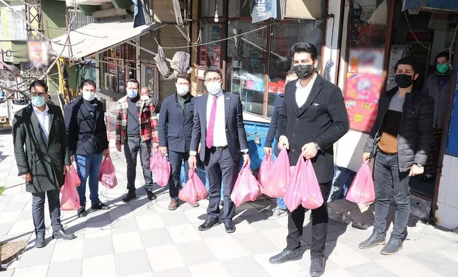 Covid-19 nedeniyle zor günlerden geçen esnafa anlamlı destek