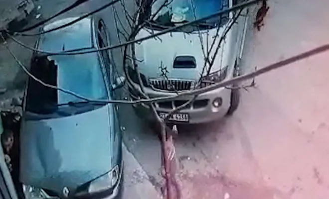 Kaldırımda oturan engelliye otomobil çarptı