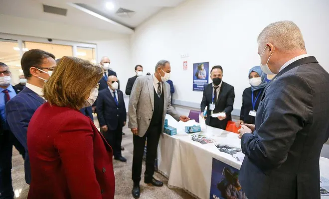 Gaziantep Valisi Gül, aşı olan yaşlıları ziyaret etti