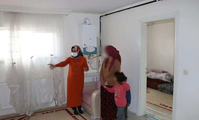 Sokakta kalan kadın ve çocukları eve yerleştirildi