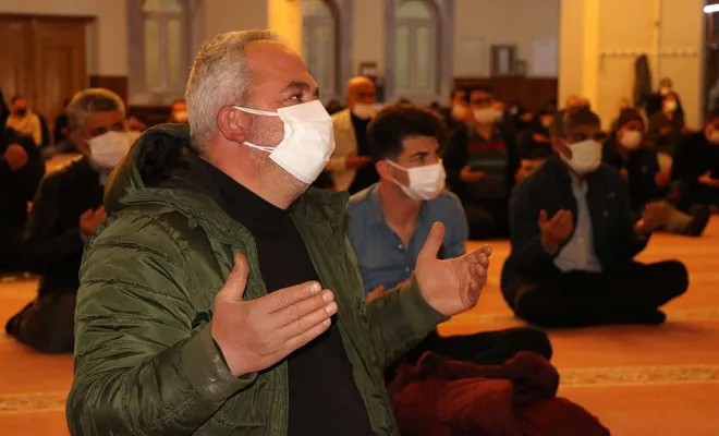 Miraç Kandilinde eller Kudüs’ün özgürlüğü için açıldı