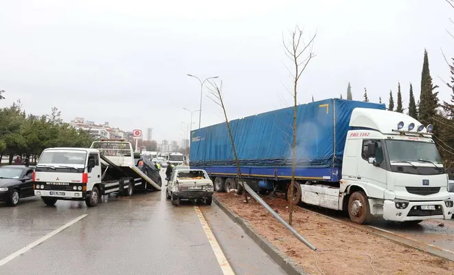 Tır 3 otomobile çarptı: 3 yaralı