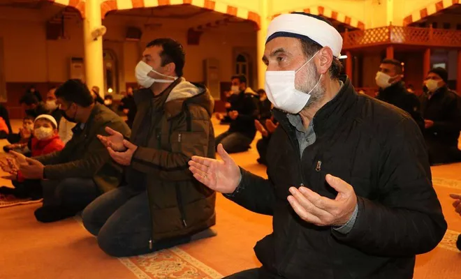 Beraat Kandili’nde eller 'beraat' için açıldı