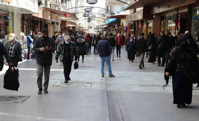 Kısıtlamaların tekrar getirilmesine esnaf ve halk tepkili