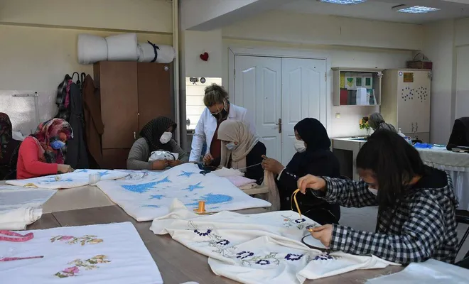 Kadınlar yaptıkları ürünleri satıp ev ekonomisine katkı sağlıyor